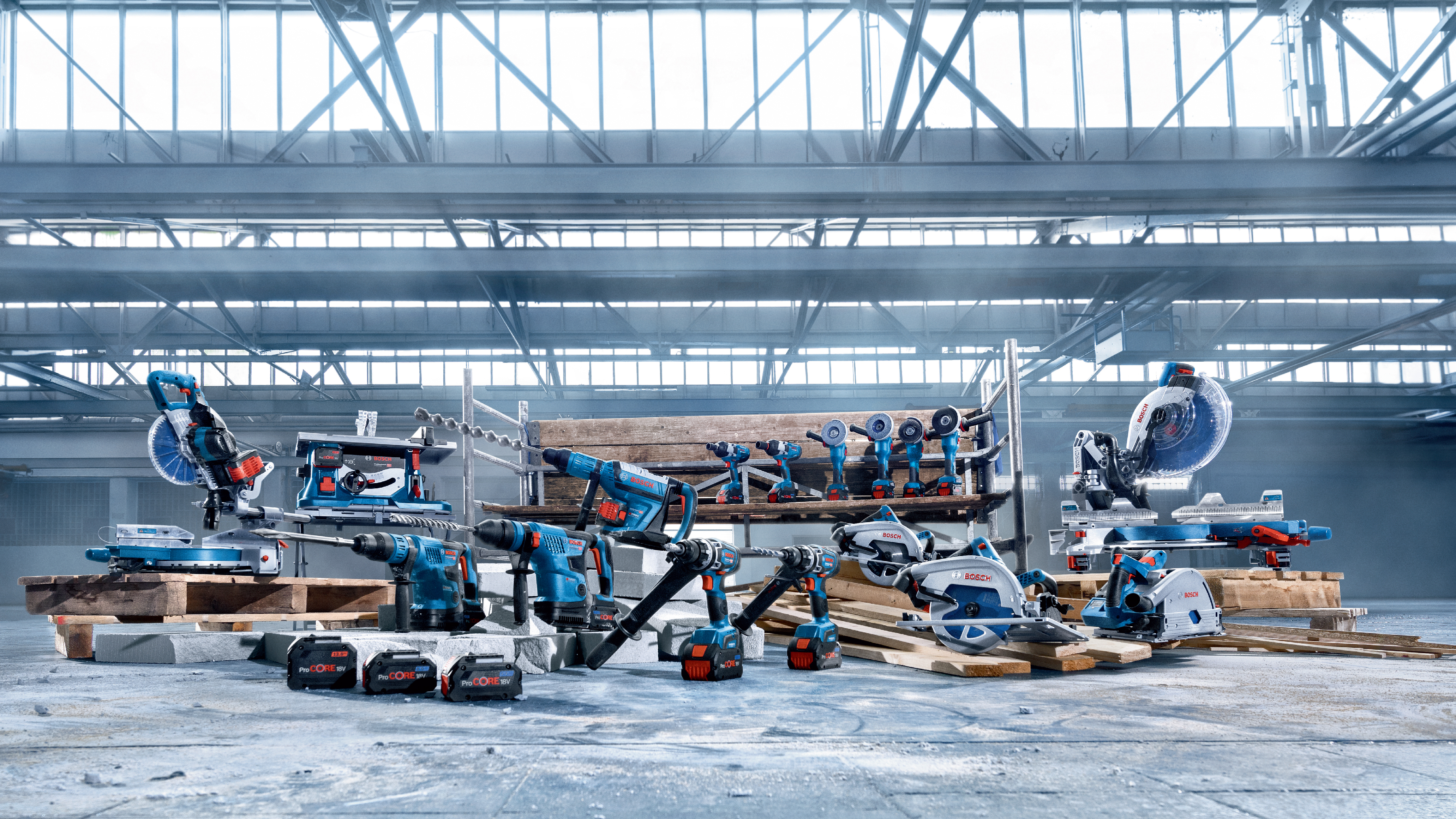 เครื่องมือ Bosch Professional วางอยู่บนไม้และคอนกรีตในโรงงาน