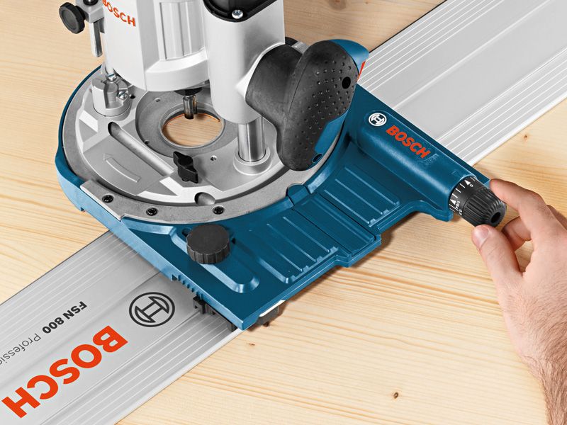 บุคคลกำลังปรับรางอุปกรณ์เสริมระบบบนพื้นผิวไม้.