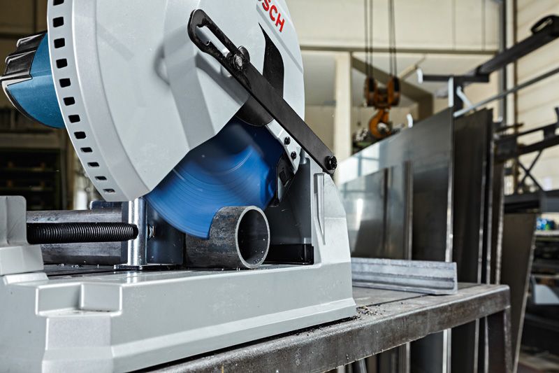 ใบเลื่อยตัดโลหะกำลังตัดผ่านท่อโลหะกลมในโรงงานอุตสาหกรรม.