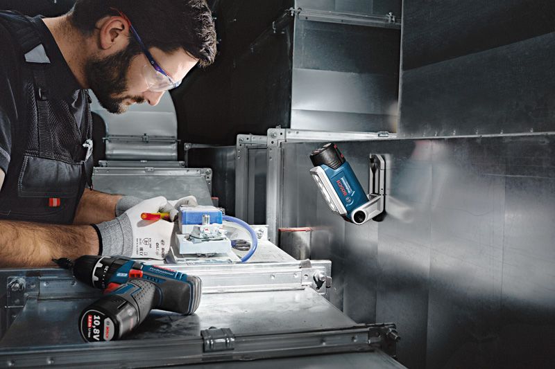 บุคคลที่สวมอุปกรณ์ด้านความปลอดภัยทำงานกับสายไฟฟ้าภายใต้ไฟทำงานแบบไร้สาย.