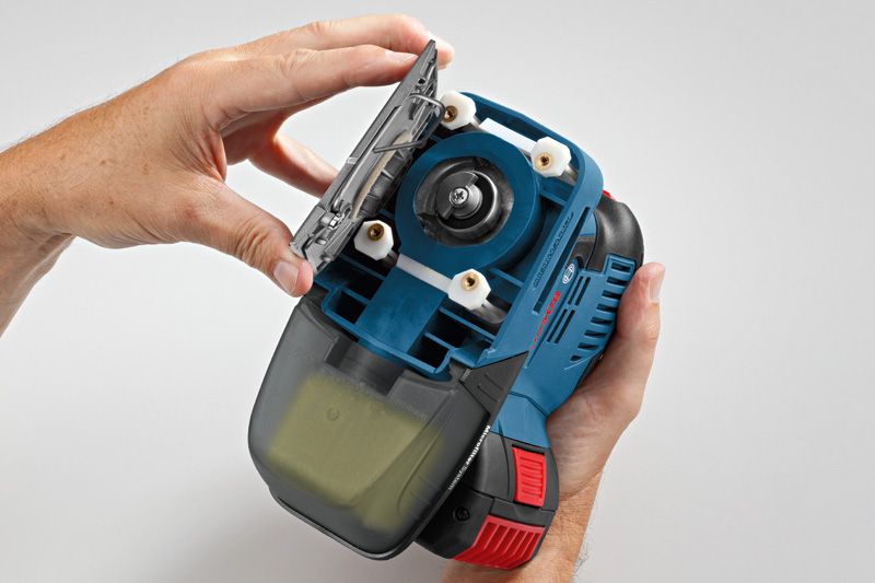 คนกำลังเปลี่ยนแผ่นขัดบนเครื่องขัดกระดาษทรายแบบไร้สาย.