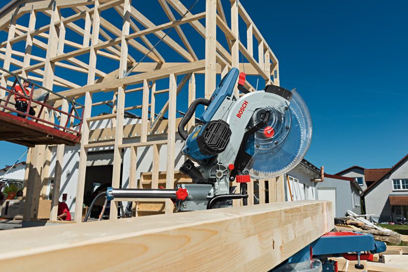 เลื่อยองศาเลื่อนวางบนคานไม้ที่ไซต์ก่อสร้างบ้าน.