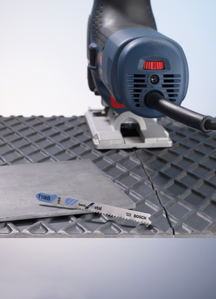 การตัดแผ่นโลหะด้วยเลื่อยจิ๊กซอว์บนพื้นผิวที่มีลวดลาย