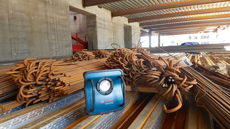 กองเหล็กเส้นพร้อมไฟส่องงาน.