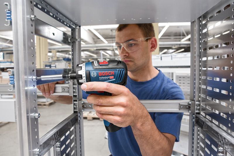 GSR 12V-35 HX บุคคลที่สวมอุปกรณ์ด้านความปลอดภัยใช้ไขควงไร้สายบนโครงโลหะ.