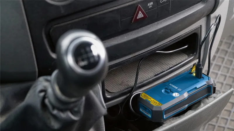 การชาร์จแบตเตอรี่ในคอนโซลรถยนต์ผ่านสาย USB.