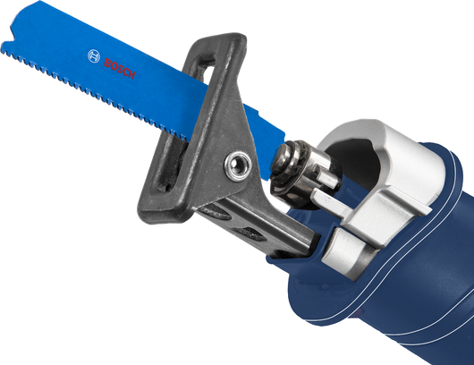 อุปกรณ์เลื่อยตัดโลหะแบบลูกสูบพร้อมใบเลื่อยสีน้ำเงินติดตั้งบนเครื่องมือไฟฟ้า.