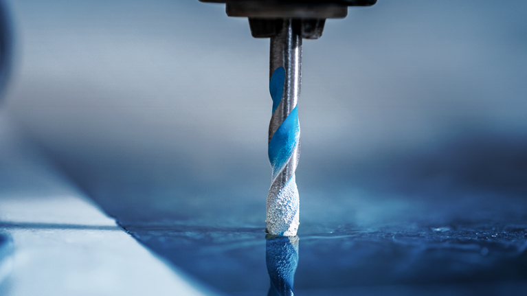 ดอกสว่านเจาะรูบนพื้นผิวกระเบื้องสะท้อนแสง