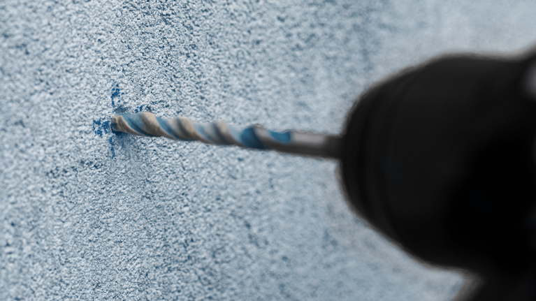 เจาะรูในผนังคอนกรีตที่มีพื้นผิว