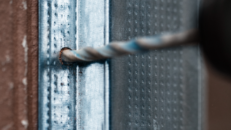 ดอกสว่านเจาะรูบนพื้นผิวโลหะ