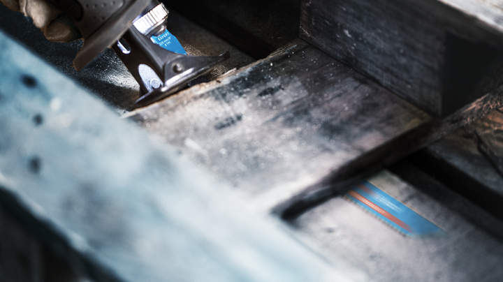 คนกำลังใช้เลื่อยตัดไม้