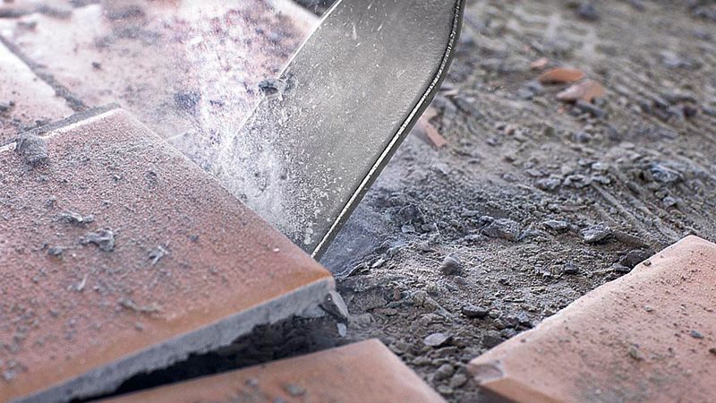 สิ่วเจาะกระเบื้องทำให้กระเบื้องเซรามิกบนพื้นที่เต็มไปด้วยฝุ่นแตก