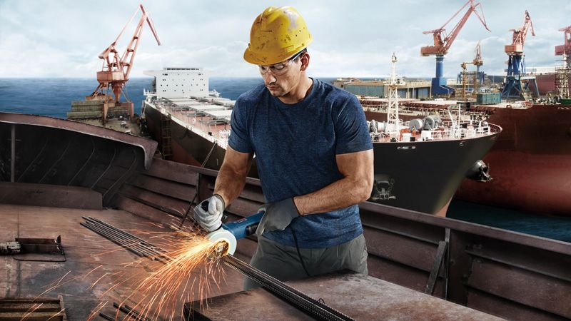 คนงานบดโลหะ อู่ต่อเรือ.