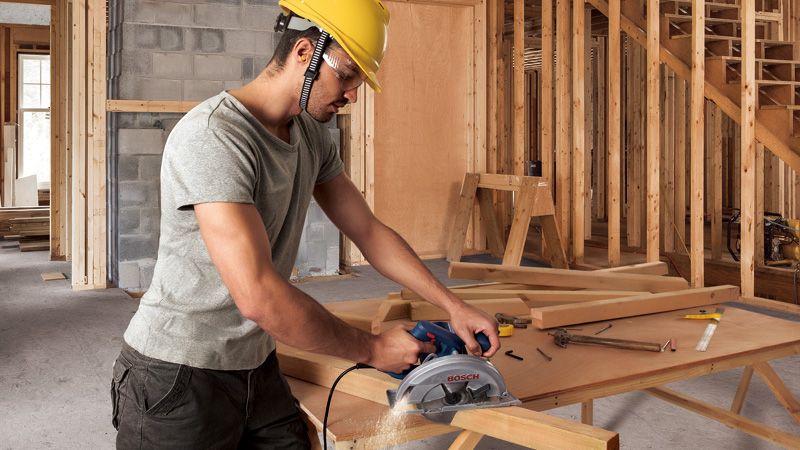 ผู้ชายกำลังใช้เลื่อยวงเดือน.