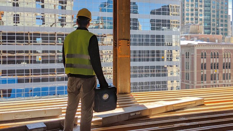 คนงานก่อสร้างมองเห็นเมือง.