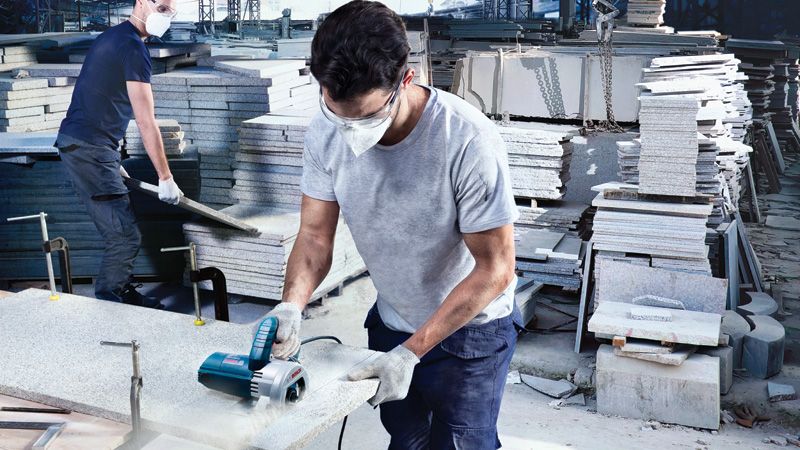 เครื่องตัดกระเบื้องเพชร Bosch GDC 140 ใช้งานบนแผ่นหิน.