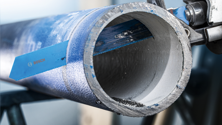 ใบเลื่อยตัดผ่านท่อโลหะหนาในโรงงานอุตสาหกรรม