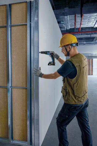 คนงานเจาะแผงผนัง.