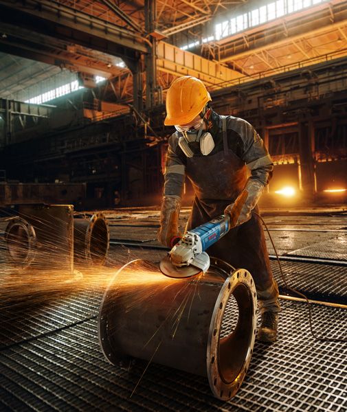 คนงานบดท่อโลหะ.