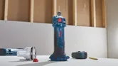 เราเตอร์ drywall แบบไร้สายตั้งตรงบนโต๊ะข้างๆ อุปกรณ์เสริมและดินสอ.