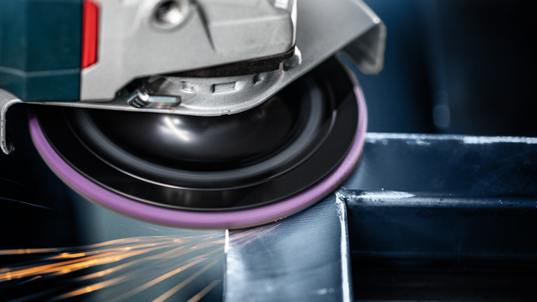 เครื่องเจียรแบบมุมกำลังขัดคานเหล็ก ทำให้เกิดประกายไฟ