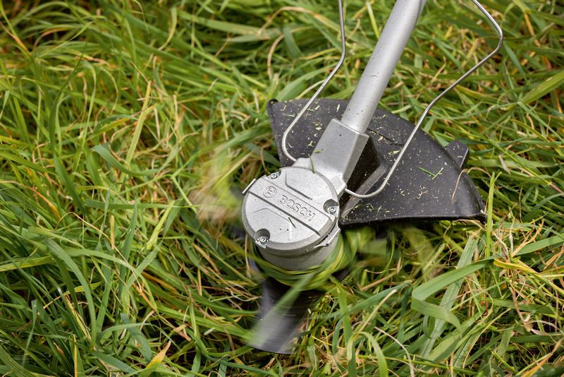 เครื่องตัดหญ้าไร้สายตัดหญ้าสูงด้วยใบมีดหมุน.