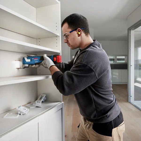 เครื่องตัดอเนกประสงค์ไร้สาย Bosch GOP 185-LI ใช้สำหรับติดตั้งบนชั้นวาง.