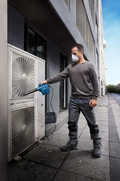 เครื่องเป่าลม Bosch GBL 650 ใช้สำหรับทำความสะอาดเครื่องปรับอากาศ.