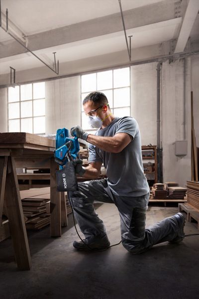 เครื่องขัดสายพาน Bosch GBS 750 ใช้สำหรับขัดพื้นผิวไม้.