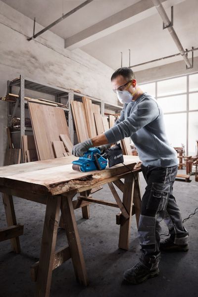 เครื่องขัดสายพาน Bosch GBS 750 สำหรับขัดไม้กระดานให้เรียบ.