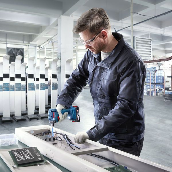 ไขควง Bosch ISR 18V-30 PHX ใช้งานอยู่ แรงบิดปิดอัตโนมัติ.