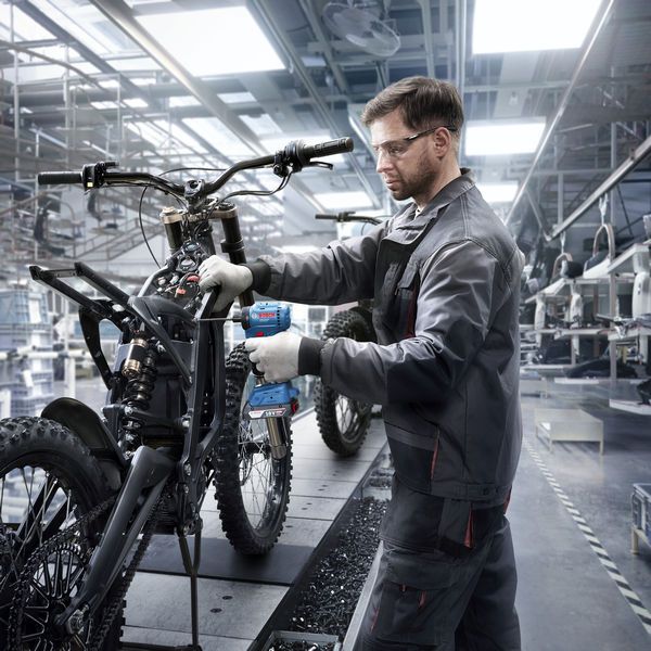 ไขควงกระแทก Bosch ISR 18V-30 PHX ประกอบมอเตอร์ไซค์.