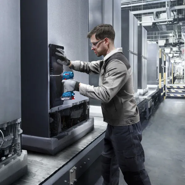 Bosch ISR 18V-30 PHX ไขควงกระแทกไร้สายขณะใช้งาน.