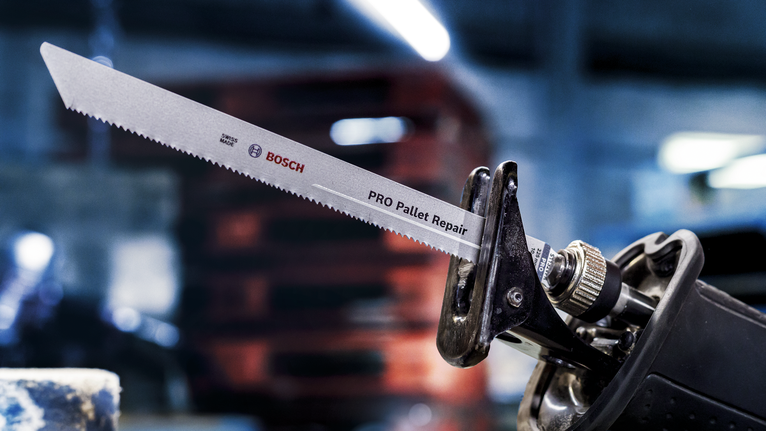 เลื่อยตัดโลหะพร้อมใบเลื่อย PRO Pallet Repair ในโรงงานอุตสาหกรรม