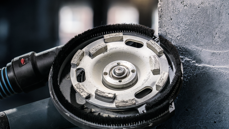 ล้อถ้วยเพชรเจียรคอนกรีตบนพื้นผิวแนวตั้ง