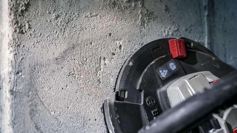 เครื่องมือนี้ใช้เจียรผนังคอนกรีตที่ขรุขระ