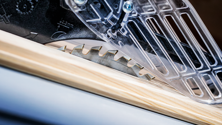 ใบเลื่อยวงเดือนตัดแผ่นไม้ที่มีตัวป้องกันพลาสติกเพื่อความปลอดภัย