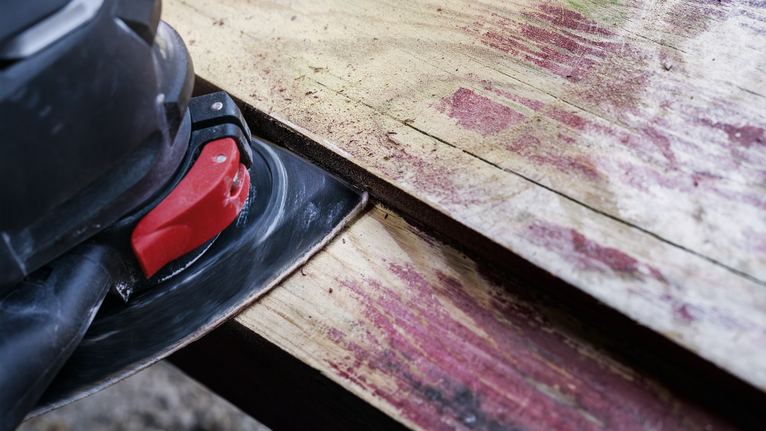 เครื่องขัดไฟฟ้าสำหรับขัดไม้กระดานที่ผุกร่อนให้เรียบ