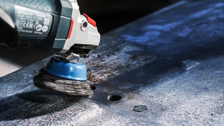 เครื่องเจียรแปรงถ้วยลวดขจัดสนิมออกจากแผ่นโลหะ