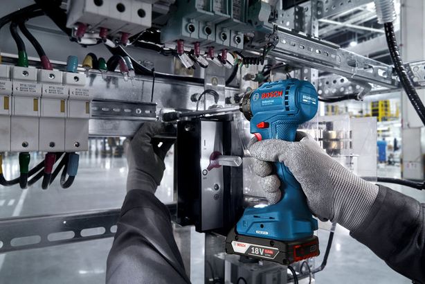 ISR 18V-30 PHX ไขควงไร้สาย Bosch ISR 18V-30 PHX ขณะใช้งาน