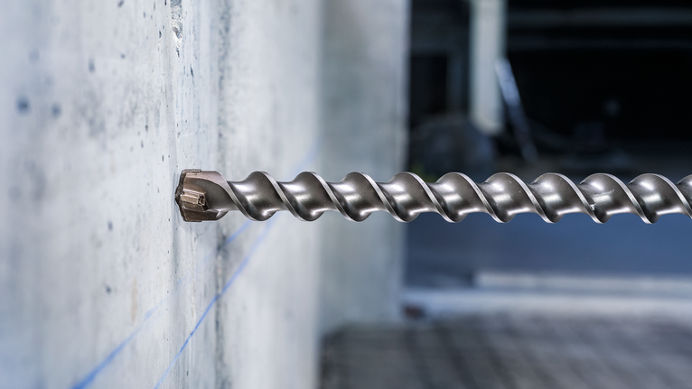 ดอกสว่านเจาะปูนขนาดใหญ่สำหรับเจาะเข้าไปในผนังคอนกรีตในโรงงานอุตสาหกรรม