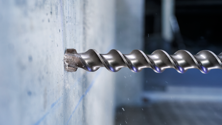 ดอกสว่านเจาะขนาดใหญ่เจาะเข้าไปในผนังคอนกรีต