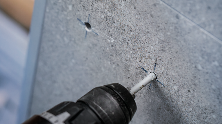 เจาะรูบนผนังกระเบื้อง