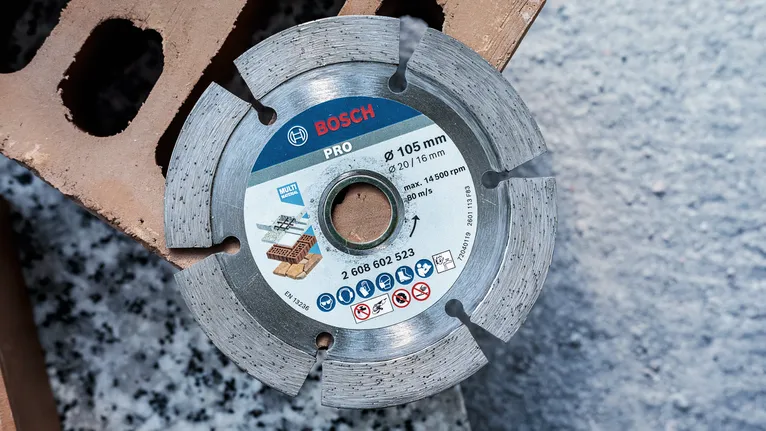 ใบเลื่อยเพชรแบบแบ่งส่วนสำหรับตัดอิฐและคอนกรีตที่วางบนบล็อกอาคาร