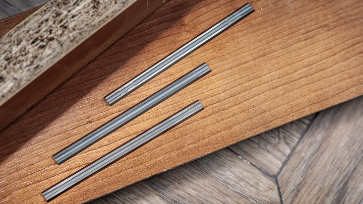 ร่องขนานสามร่องที่ตัดลงในแผ่นไม้บนพื้นไม้ปาร์เก้