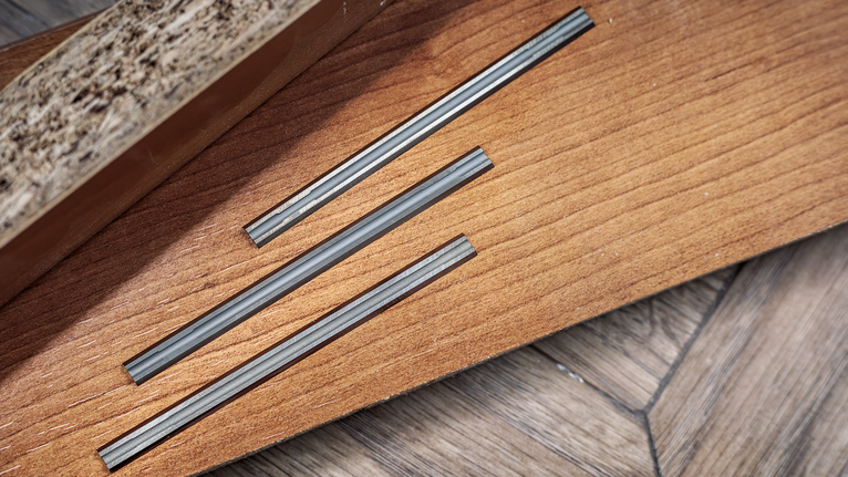 ร่องขนานสามร่องที่ตัดลงในแผ่นไม้บนพื้นไม้ปาร์เก้