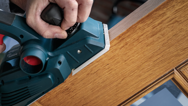 เครื่องไสไม้ไฟฟ้าสำหรับขัดขอบประตูไม้.