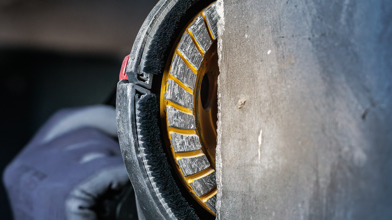 ผู้ที่สวมอุปกรณ์ความปลอดภัยใช้ใบเลื่อยเพชรตัดคอนกรีต