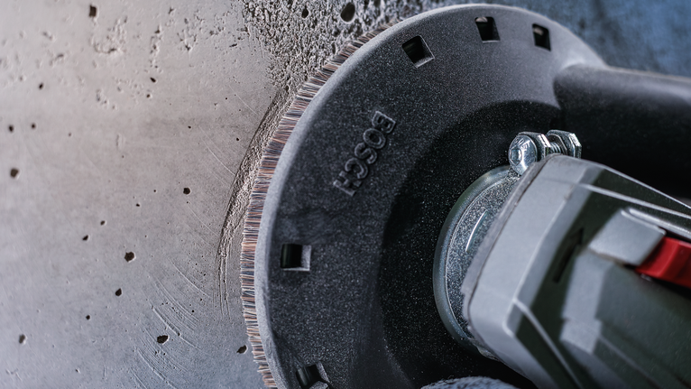 เครื่องเจียรตัดผนังคอนกรีต มีฝุ่นมองเห็นตามขอบ.