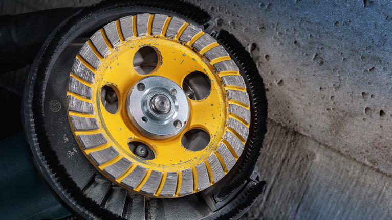 เครื่องเจียรถ้วยเพชรช่วยขัดผิวคอนกรีตที่ขรุขระ